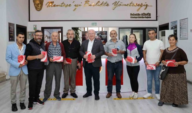 Menteşe Belediyesi'nden 'Evleri bayraklarla donatıyoruz' kampanyası