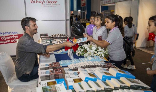 Mersin Büyükşehir Belediyesi, kültür yayınlarıyla fuarda yerini aldı