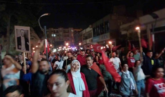 Mersin'de 29 Ekim Cumhuriyet Bayramı'nda fener alayına binlerce vatandaş katıldı