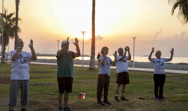 Mersin'de güneşin doğuşu eşliğinde sabah sporu