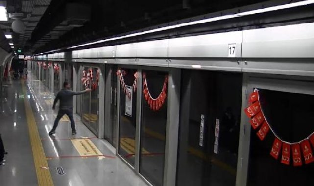 Metroda Türk bayraklarına çirkin saldırının görüntüleri ortaya çıktı