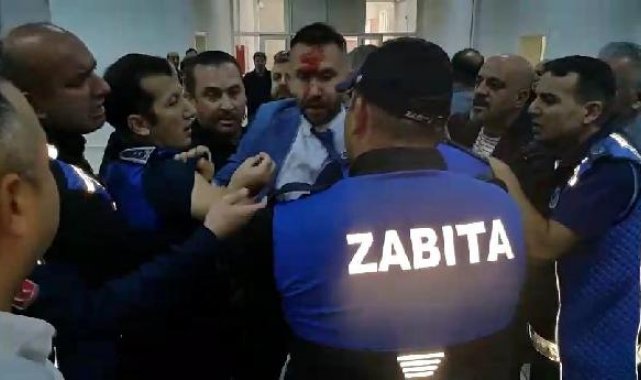 MHP'li belediye meclis üyesi, tartıştığı CHP'li üyeye kafa atıp burnunu kırdı