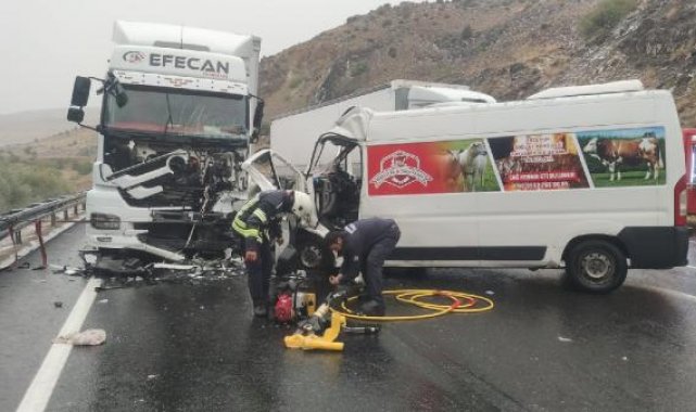 Minibüs ile TIR çarpıştı: 1 ölü, 1'i çocuk 2 ağır yaralı
