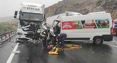 Minibüs ile TIR çarpıştı: 1 ölü, 1'i çocuk 2 ağır yaralı