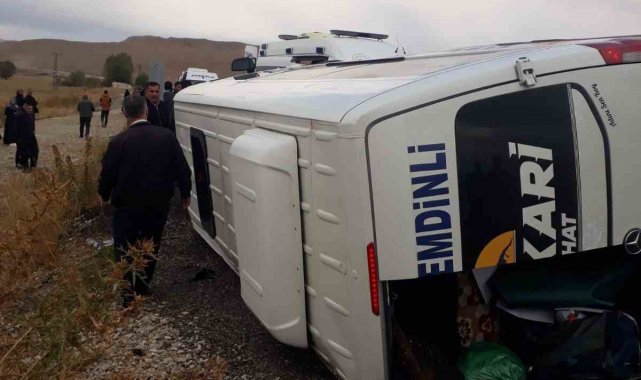 Minibüs yan yattı: 10 yaralı