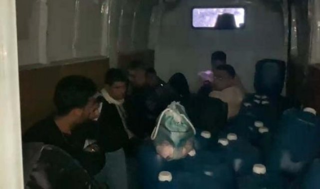 Minibüste 8 kaçak göçmen ile 1 organizatör yakalandı
