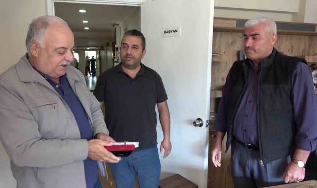 Minibüsünde bulduğu 100 bin TL değerindeki altın dolu çantayı sahibine ulaştırdı