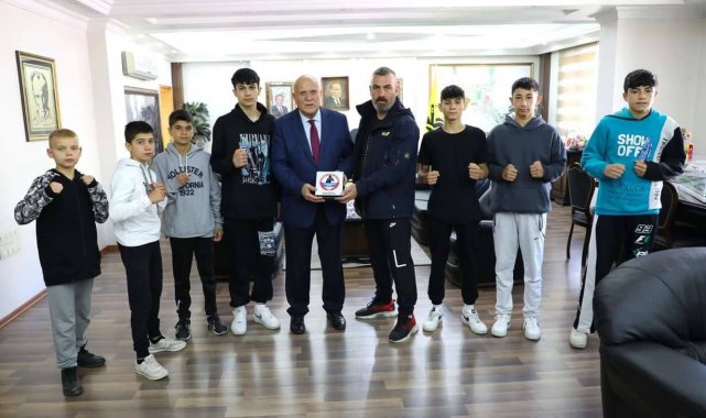 Minik boksörlerden eski boksör Başkan Pekmezci'ye ziyaret