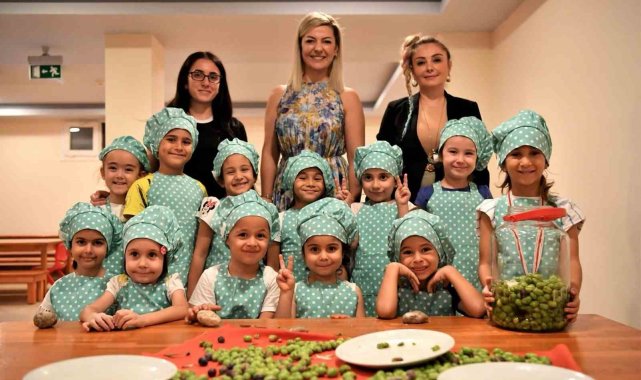 Minik eller, parkta yetişen zeytinleri işledi