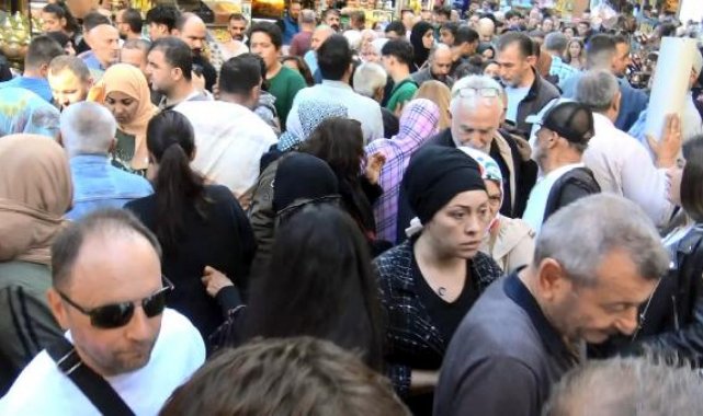 Mısır Çarşısı'nda insan seli
