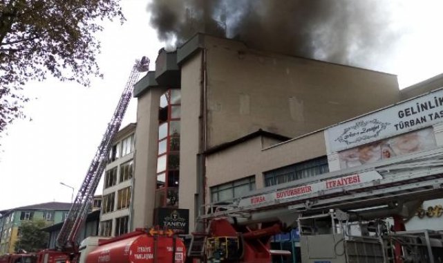 Mobilya imalathanesi çatısındaki yangın, yandaki işletmeye de sıçradı