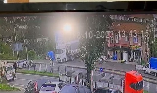 Motosiklet sürücüsünün otomobile çarptığı kaza anı kamerada: 1 yaralı