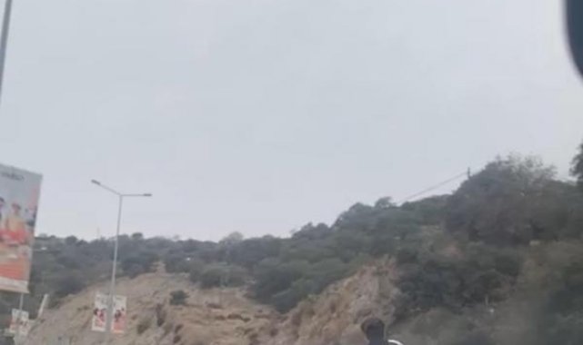 Motosikletinin tek tekerle tehlikeli yolculuğu kamerada