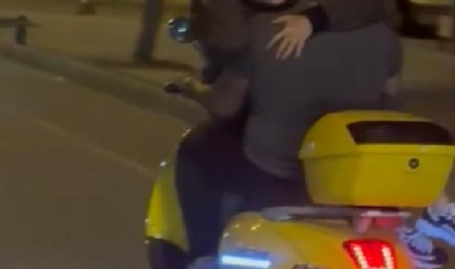 Motosiklette kız arkadaşını kucağında taşıdı
