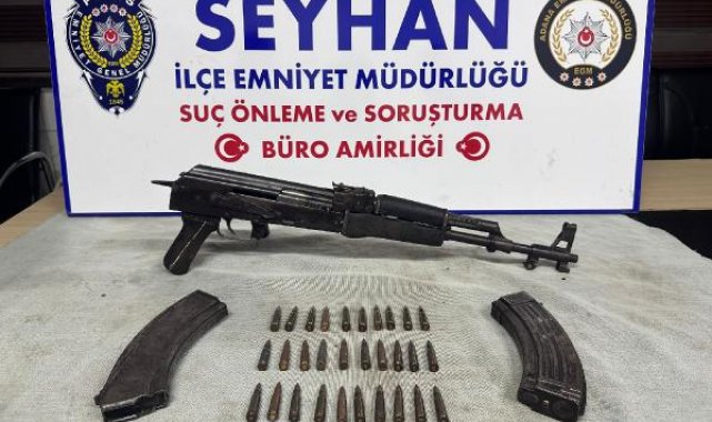 Motosikletteki kadının elindeki pazar arabasından Kalaşnikof çıktı