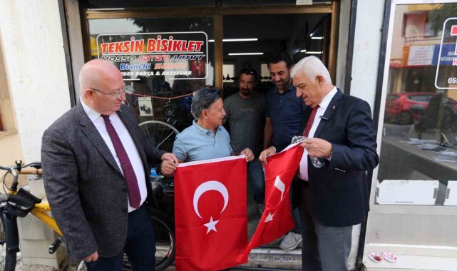 Muğla Büyükşehir 20 Bin Türk bayrağı dağıttı