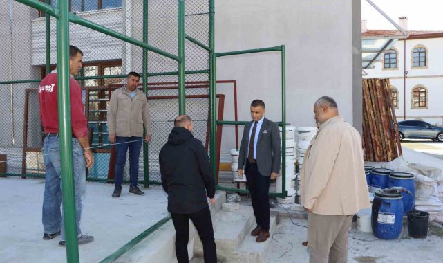 Mustafa Çekiç Ortaokulu'nda tadilat çalışmaları devam ediyor