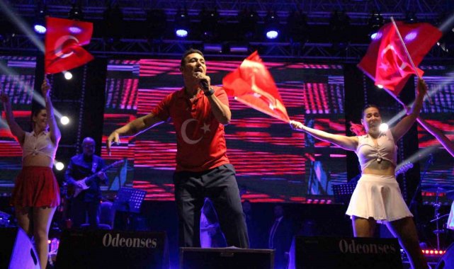 Mustafa Sandal'dan Merzifon'da 100. yıl cumhuriyet konseri
