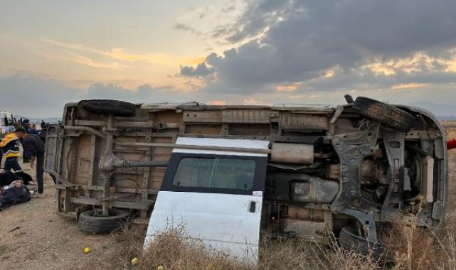 Niğde'de lastiği patlayan işçilerin taşındığı servis devrildi: 15 yaralı