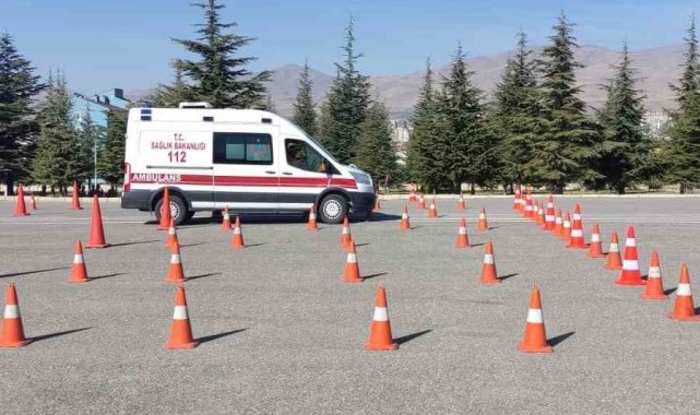 Niğde'de Uygulamalı Ambulans Sürüş Güvenliği Eğitimi Verildi
