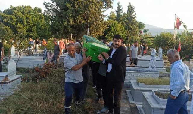 Oğlunun bıçaklayıp öldürdüğü iş insanı, toprağa verildi