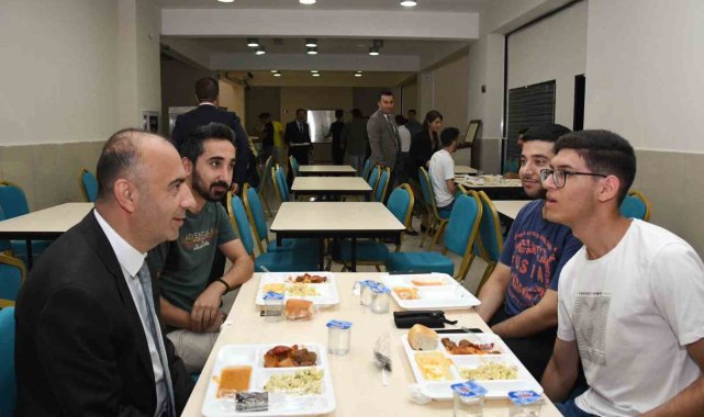 Öğrenciler ilk yemeği Rektör Kelleş'le beraber yedi
