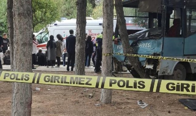 Öğrencileri taşıyan midibüs, 2 araca çarpıp parka daldı; 16 yaralı