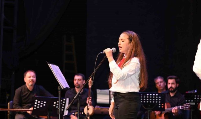 Öğrencilerin 100. yıl konseri ayakta alkışlandı