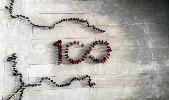 Öğretmen ve öğrencilerden 100'üncü yıl koreografisi