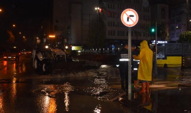 Ordu'da sağanak yağış etkili oldu, cadde ve sokaklar göle döndü