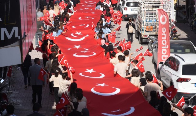 Osmaniye'de 29 Ekim Cumhuriyet Bayramı etkinlikleri 100 metrelik bayrak yürüyüşüyle başladı