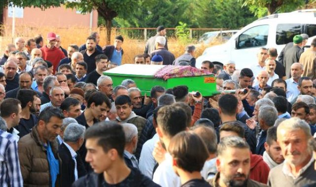Otobüs kazasında ölen annesinin cenazesine boyunluk ve kolu alçıda katıldı