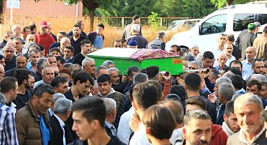 Otobüs kazasında ölen annesinin cenazesine boyunluk ve kolu alçıda katıldı
