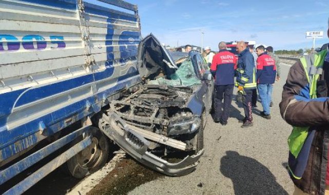 Otomobil, arıza nedeniyle yol kenarında duran kamyonetin sürücüsüne çarptı