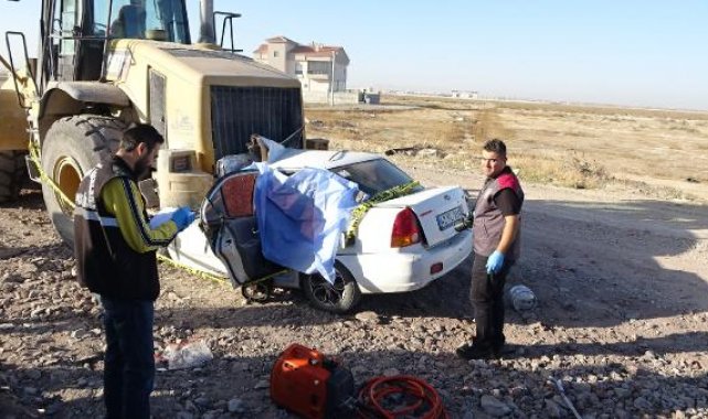 Otomobil iş makinesine çarptı, sürücü öldü
