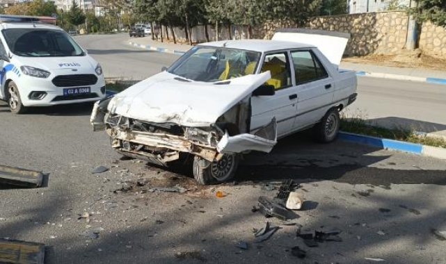 Otomobil, karşı şeride geçip gelen araca çarptı; 5 yaralı