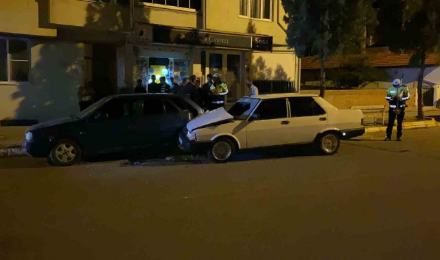 Otomobil park halindeki araca çarptı: 2 yaralı