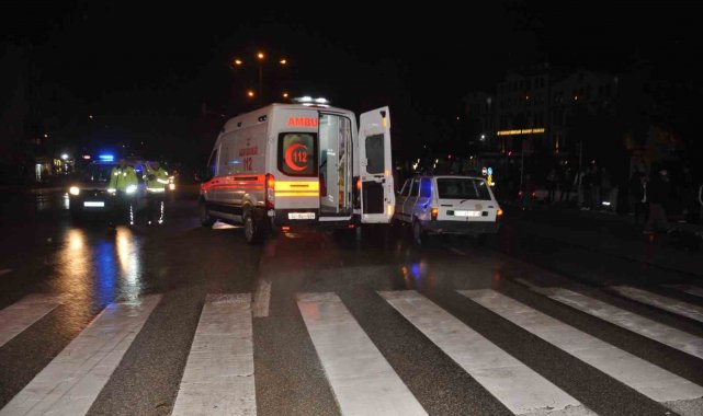 Otomobil yayalara çarptı: 2 yaralı