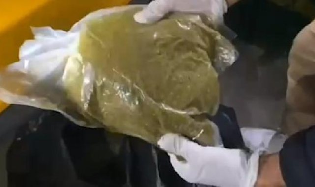 Otomobilden kilolarca bonzai ile uyuşturucu haplar çıktı; 5 gözaltı