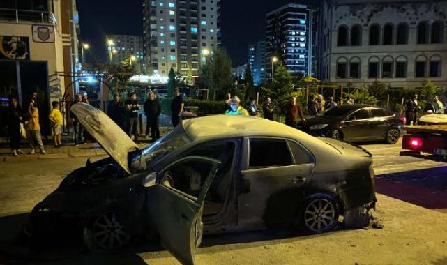 Otomobilin çarptığı direk park halindeki başka bir otomobilin üzerine devrildi: 3 yaralı