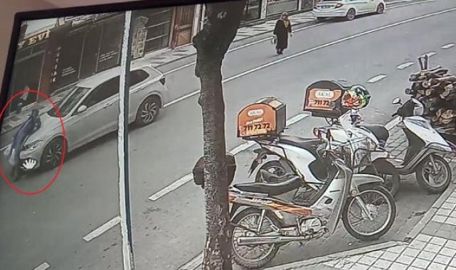 Otomobilin çarptığı kadının yaralandığı kaza anı kamerada
