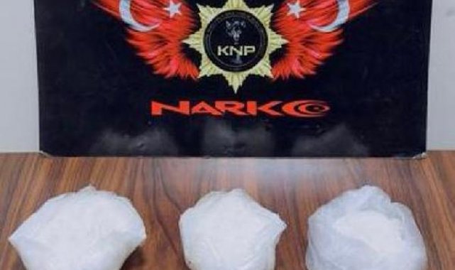 Otomobilin egzoz borusunun altına gizlenen uyuşturucuyu 'Daxo' buldu