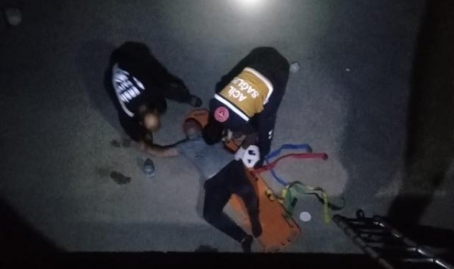 Otomobilindeki arızayı kontrol etmek isterken 3 metrelik menfeze düştü