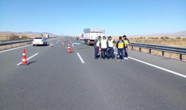 Otoyolda TIR'dan inen şoföre çarpıp ölümüne neden olan aracın sürücüsü kaçtı