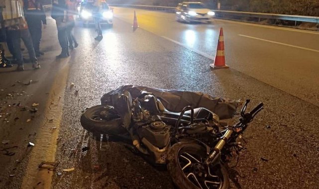 Park halindeki kamyona çarpan motosiklet sürücüsü hayatını kaybetti