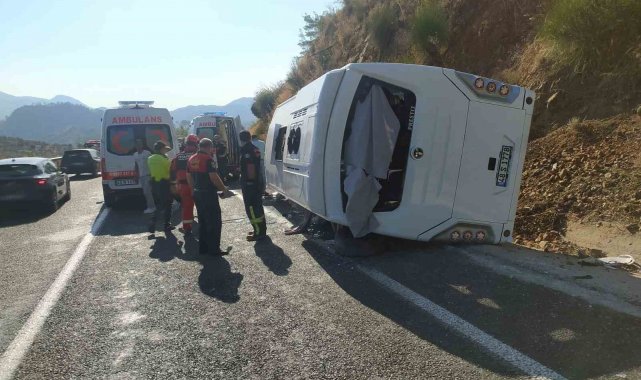 Personel servisi ile otomobil çarpıştı: 4 yaralı