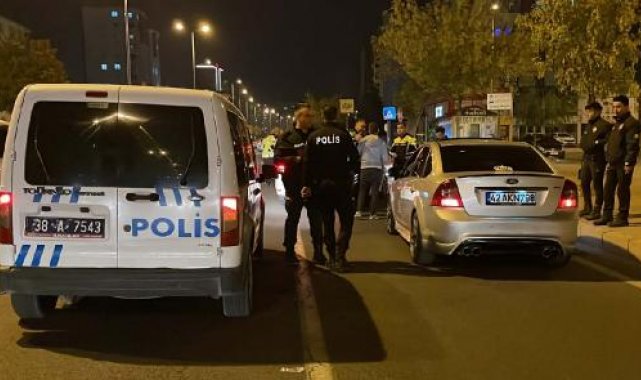 Polisin 'dur' ihtarından kaçıp, seyir halindeki otomobilde şoför değiştirdiler