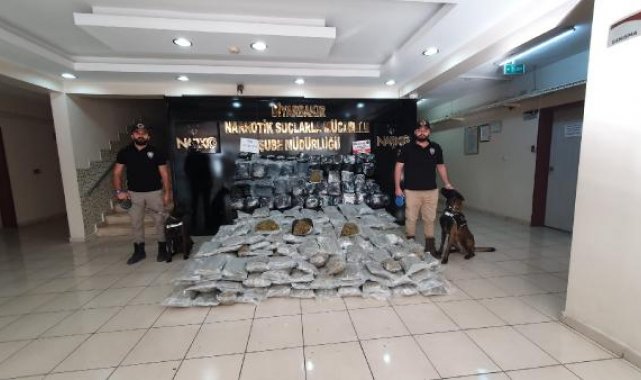 Polisin takiple durdurduğu minibüsten 303 kilo skunk çıktı