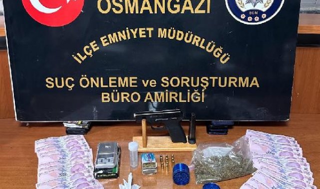 Polisin takiple yakaladığı şüphelinin çantasından uyuşturucu çıktı