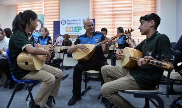 Polisler, eğitimine destek verdikleri öğrencilerle bağlama çalıp, türkü söyledi